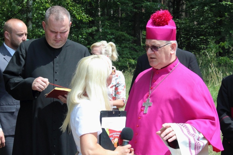 Odsłonięcie głazu bp. Wacława Leszczyńskiego