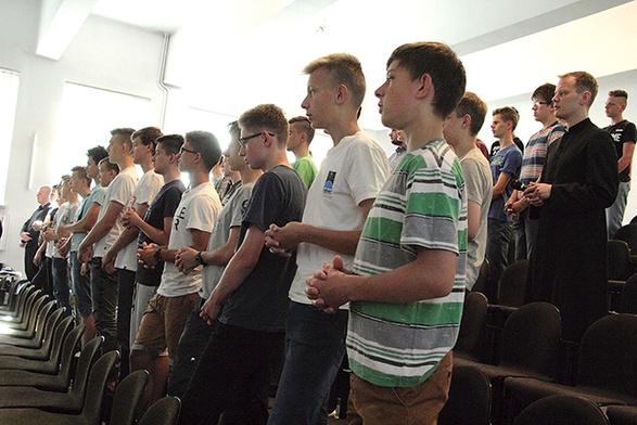 Wspólna modlitwa w auli seminaryjnej.