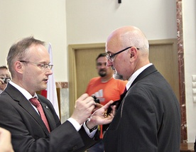 ▲	Prezes IPN Łukasz Kamiński (z lewej) i odznaczony Dariusz Żytnicki.
