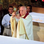 Bp Zbigniew Kiernikowski po raz pierwszy ukazuje wiernym relikwiarz z fragmentem konsekrowanej Hostii przemienionej w wydarzeniu eucharystycznym.