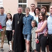 Bp Zadarko przybył na spotkanie z uchodźcami do pilskiej Caritas.