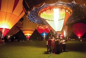 ▲	Marką festiwalu jest nocna gala, podczas której balony zapalają palniki w rytm muzyki.