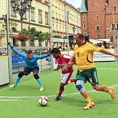 ▲	Piłka nożna uliczna różni się od tej tradycyjnej. Drużyny rywalizują w 4-osobowych składach na mniejszej powierzchni.