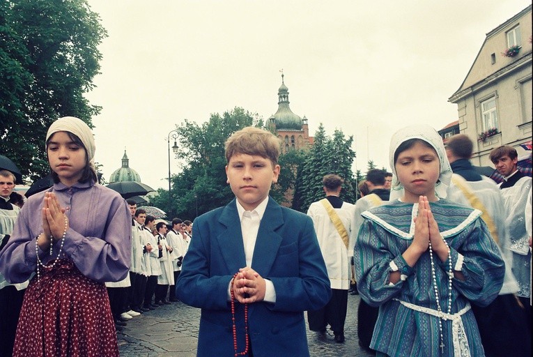 Trójka dzieci przebrane za swych rówieśników: Łucję, Hiacyntę i Franciszka zawsze towarzyszyły figurze Matki Bożej