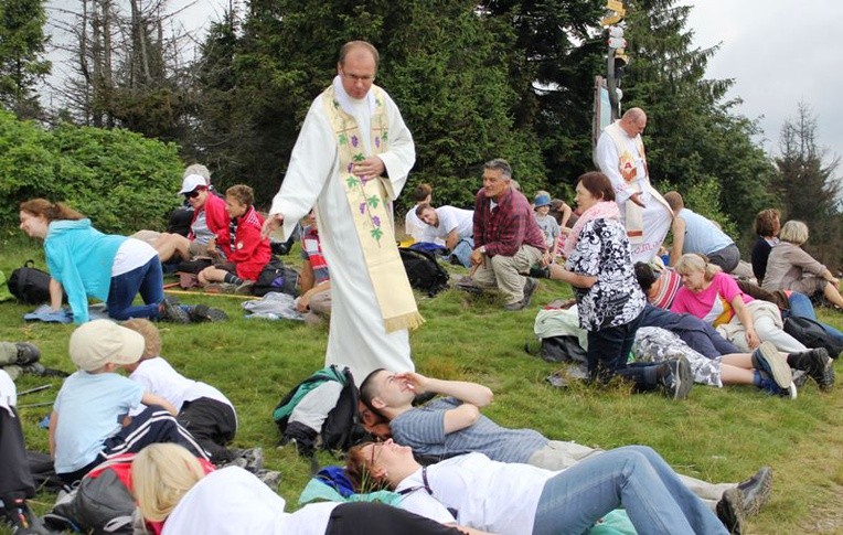 Ks. Jan Franc w czasie Ewangelizacji w Beskidach na Leskowcu w 2013 roku - ewangelizacyjna pobudka pielgrzymów