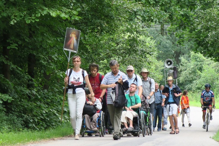 Grupa biało-brązowa 34. Gdańskiej Pieszej Pielgrzymki na Jasną Górę