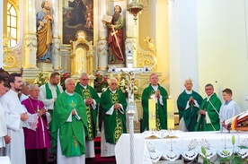 Ks. Wiesław Wilk (po prawej ręce bp. Piotra Turzyńskiego) celebrował Eucharystię w gronie uczniów i przyjaciół.