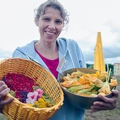 Małgorzata Kalemba-Drożdż na festiwalu w Dobrzycy przekonywała, że kwiaty także doskonale smakują.