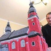 Miniatura kościoła w Radłowie złożona przez uczniów miejscowej szkoły z racji 1050. rocznicy chrztu Polski.