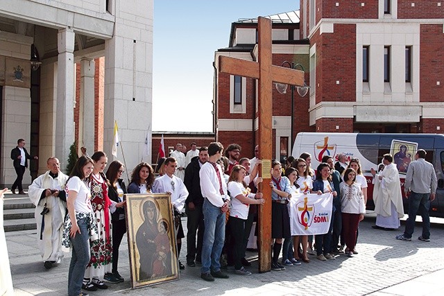 ▼	Podczas najważniejszych celebracji na ołtarzu umieszczone będą  m.in. symbole ŚDM  – krzyż i ikona.