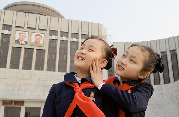 Główna bohaterka filmu, ośmioletnia Zin-Mi, należy do Koreańskiej Unii Dzieci. W filmie gra szczęśliwe dziecko, dla którego przyjęcie do organizacji jest najważniejszym dniem w życiu.