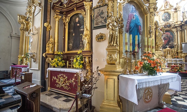 W ołtarzu bocznym obraz ks. Karola Wojtyły jako młodego wikariusza.