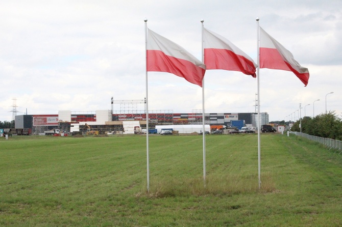 Budowa ołtarza na Campus Misericordiae