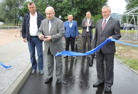 Jacek Krywult, prezydent Bielska-Białej otworzył oficjalnie nową trasę pieszo-rowerową wokół lotniska w Aleksandrowicach