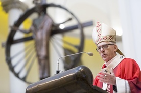Abp W. Skworc podczas Mszy św. katowickiej katedrze z okazji XXXI ŚDM.