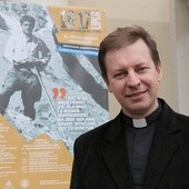 Ksiądz Paweł Rytel-Andrianik  jest jednym z kapłanów należących do Towarzystwa Ciemnych Typów