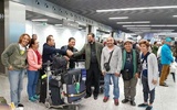 Filipińczycy na lotnisku z ks. Piotem Hoffmanem...