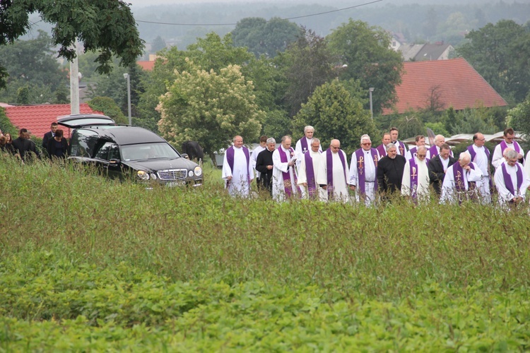 Pogrzeb ks. Adama Łapuszka