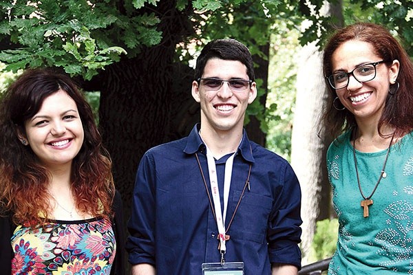 Sara, Anderson i Elanie – młodzi ewangelizatorzy z brazylijskiej wspólnoty Shalom.