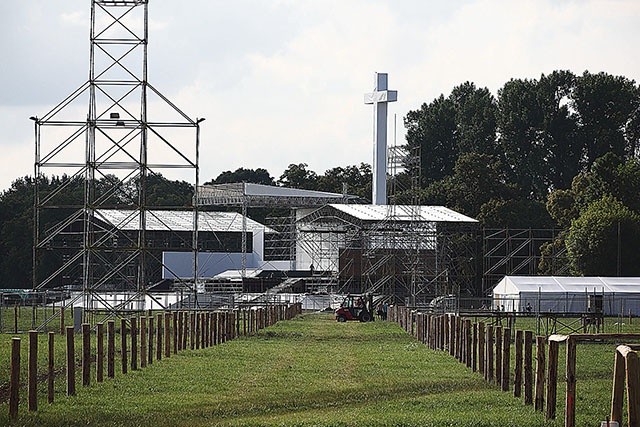 Jako pierwszy ukończony został ołtarz na Błoniach, którego budowa ruszyła na początku czerwca.