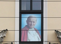 Ojciec Święty Franciszek prawdopodobnie już w środę  28 lipca po raz pierwszy stanie w oknie papieskim,  by pozdrowić zebranych na ul. Franciszkańskiej.