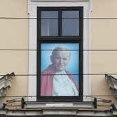 Ojciec Święty Franciszek prawdopodobnie już w środę  28 lipca po raz pierwszy stanie w oknie papieskim,  by pozdrowić zebranych na ul. Franciszkańskiej.