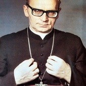 Bp Jan Wosiński przeżył 82 lata, w tym 57 lat w kapłaństwie i 34 lata w biskupstwie. W jego herbie biskupim było zawołanie „Niepokalana zwycięży!”.