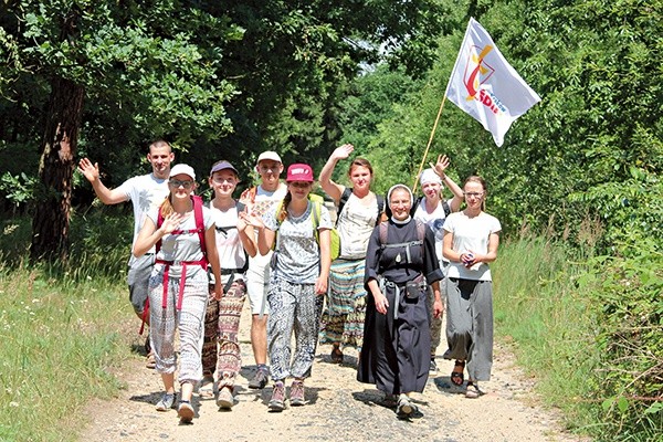 Pielgrzymi pokonują codziennie średnio  ok. 20–30 km.