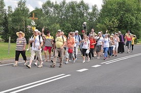 Wśród kilkudziesięciu uczestników były osoby w różnym wieku. Wszyscy zgodnie podkreślali, że to jeden z atutów tej niewielkiej pielgrzymki.