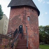 Dawny fragment miejskich murów i przedwojenna nazwa „Hexenturm” oraz dzisiejsza – „Baszta czarownic” przypominają o niechlubnej przeszłości stosów.