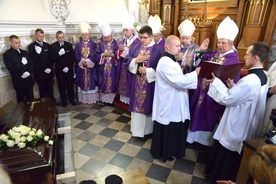 Na prośbę kard. Stanisława Dziwisza, ceremonii złożenia trumny z ciałem śp. abp. Zygmunta Zimowskiego do grobu w kaplicy MB Częstochowskiej przewodniczył bp Henryk Tomasik