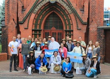 Pielgrzymi z Argentyny przed kościołem Świętego Krzyża w Siemianowicach