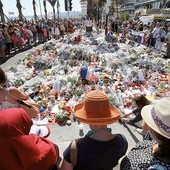 Tragedia w Nicei  była kolejnym  wstrząsem  dla Francuzów. Spontanicznie  przynoszą kwiaty  na miejsce zbrodni.