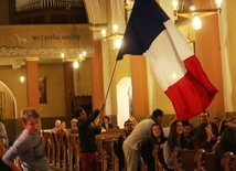 Młodzi pielgrzymi z Francji w kościele NMP Wspomożenia Wiernych