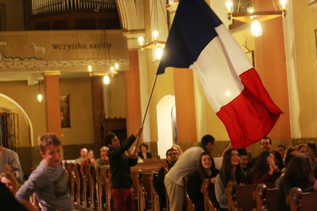 Młodzi pielgrzymi z Francji w kościele NMP Wspomożenia Wiernych