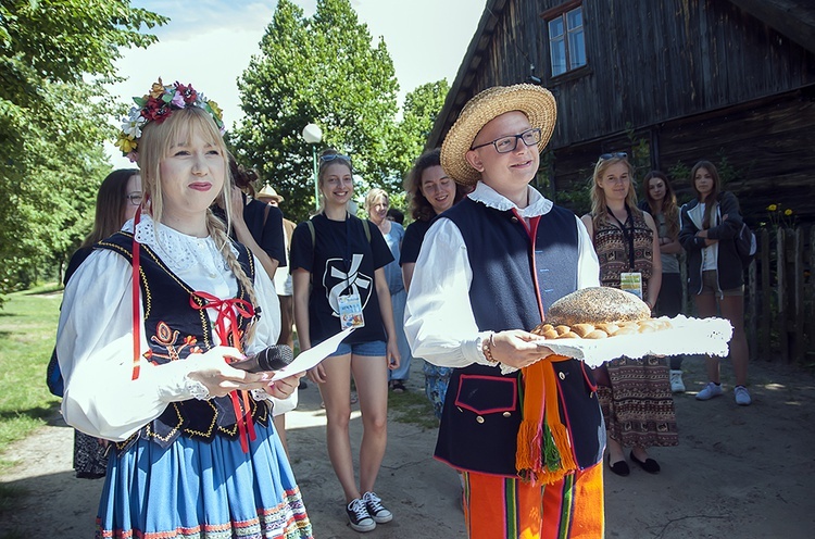 Pielgrzymi w osieckim skansenie