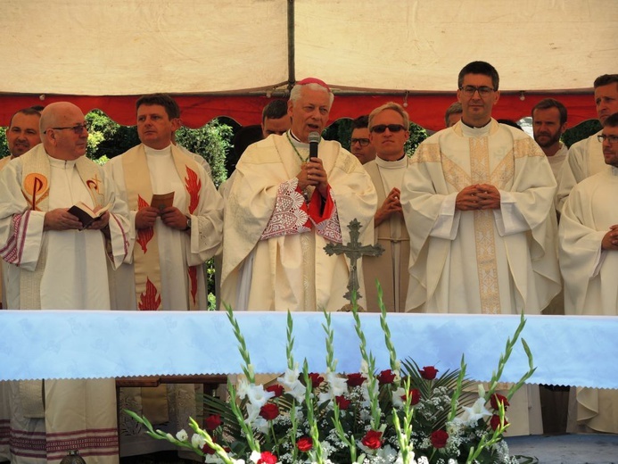 Trójkolorowi pod krzyżem w Starym Bielsku