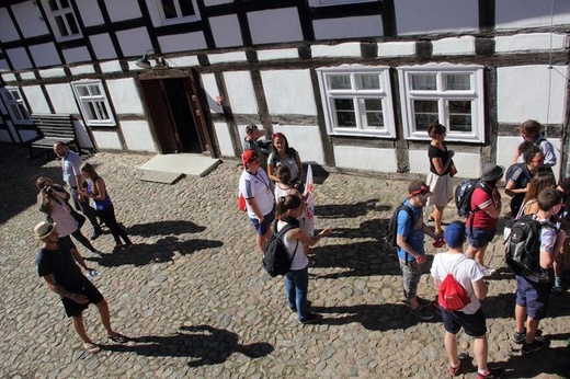 Pielgrzymi ŚDM ze Słupska zwiedzają skansen w Swołowie