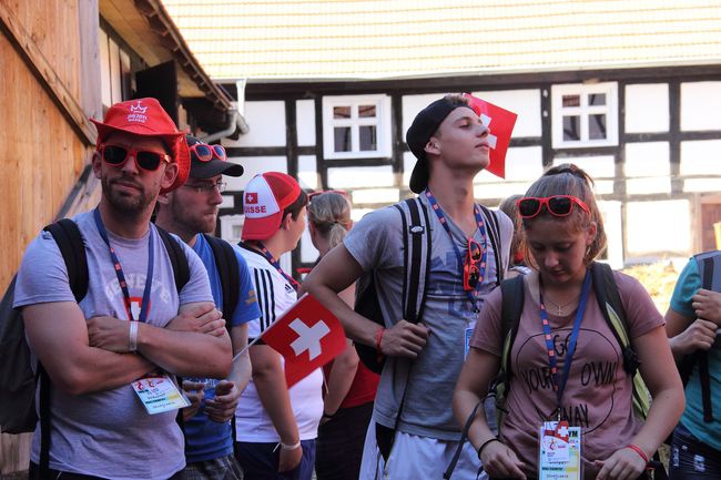 Pielgrzymi ŚDM ze Słupska zwiedzają skansen w Swołowie