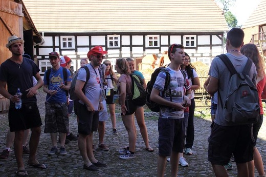 Pielgrzymi ŚDM ze Słupska zwiedzają skansen w Swołowie