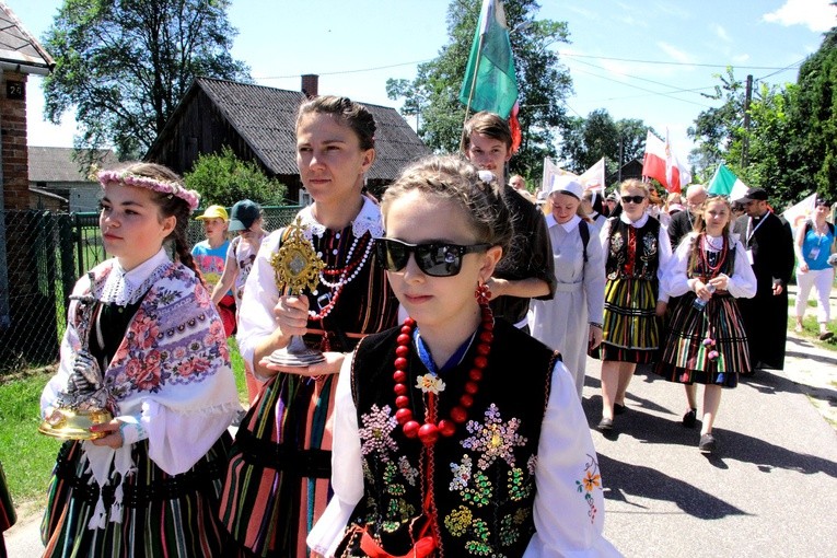 Na czele pielgrzymki niesione były relikwie świętych