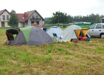 Na polu stoją już pierwsze namioty