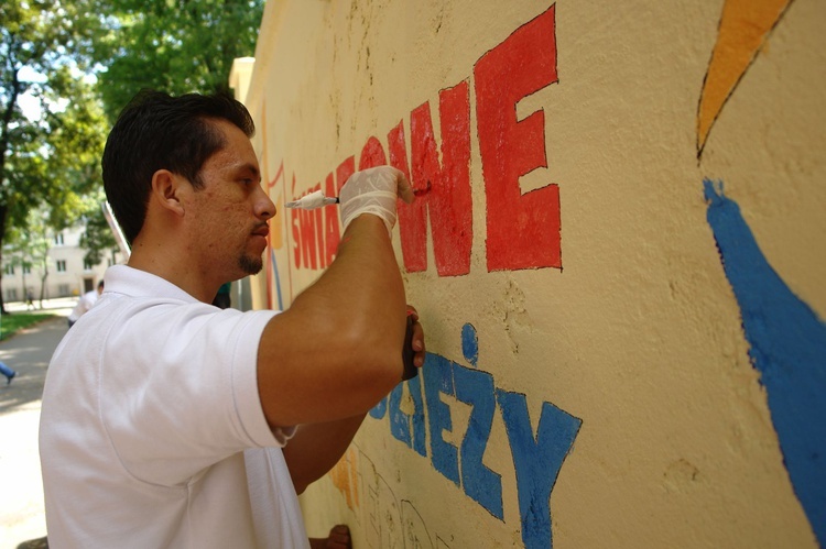 Mural ŚDM obok gliwickiej katedry