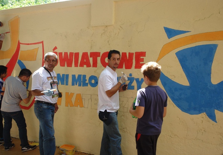 Mural ŚDM obok gliwickiej katedry