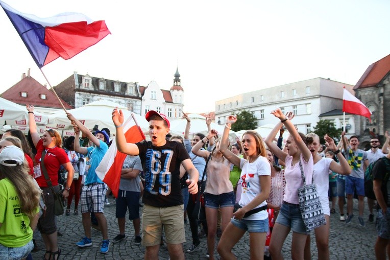 Uwielbienie na tarnogórskim rynku - dzień 1.