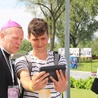 Bp Piotr Turzyński, kilka minut przed Eucharystią, na żywo relacjonuje do Internetu to, co dzieje się w Błotnicy