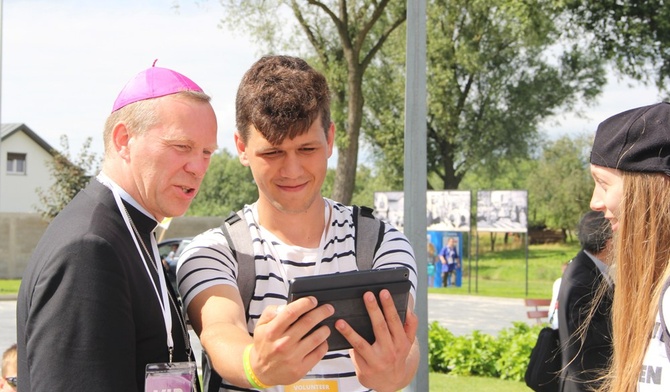 Bp Piotr Turzyński, kilka minut przed Eucharystią, na żywo relacjonuje do Internetu to, co dzieje się w Błotnicy