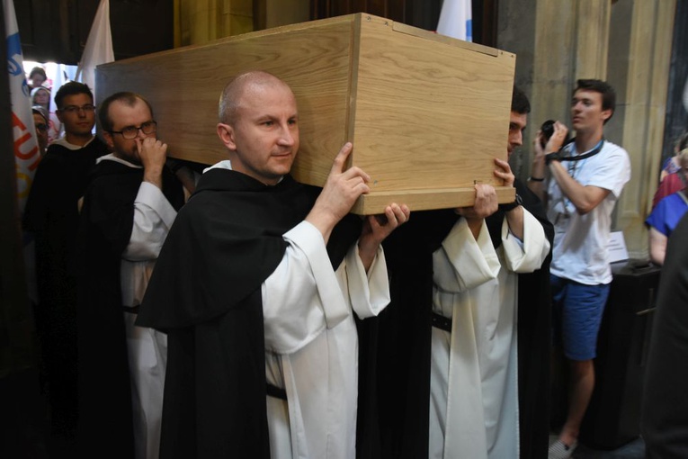 Wprowadzenie relikwii Pier Giorgio Frassatiego do bazyliki oo. dominikanów