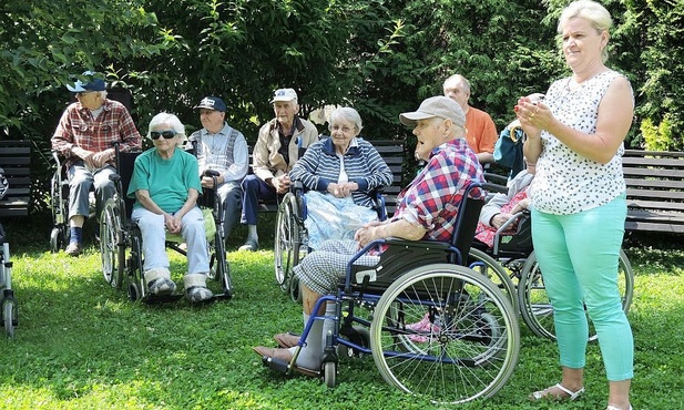 Seniorzy przysłuchujący się młodym Włochom