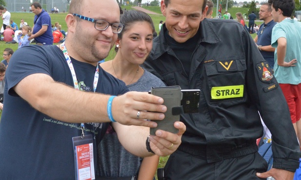 Mistrz olimpijski Zbigniew Bródka pozuje do selfie